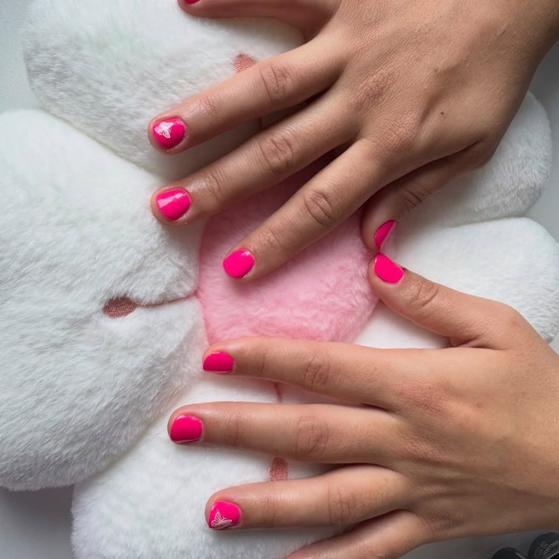 Kurze Nägel in Hot Pink