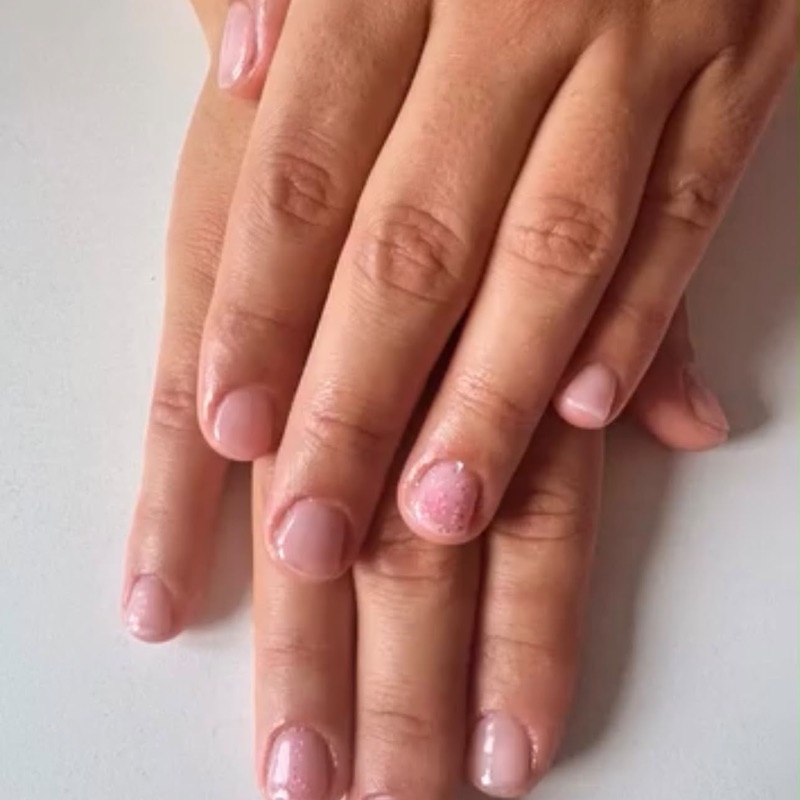 Naturnahe Nägel in Nude mit Glitzer-Akzent