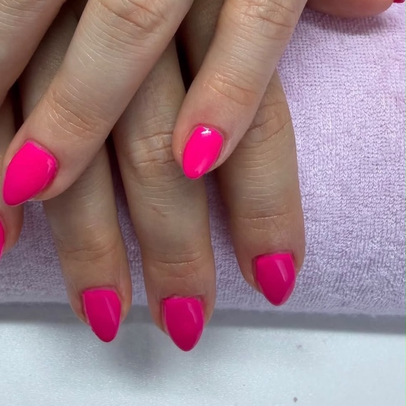 Nachher: mandelförmige Nägel in Hot Pink